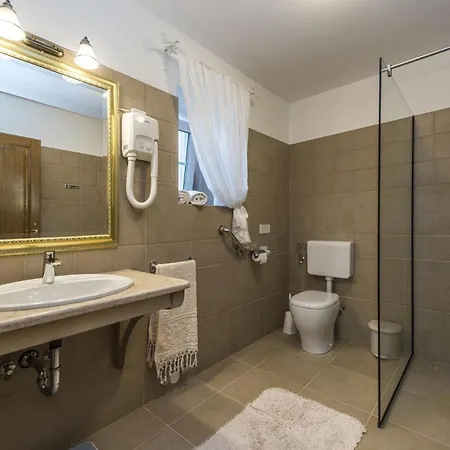 Con Wellness A 1 Km Dal Mare Feriehus Seget (Umag)